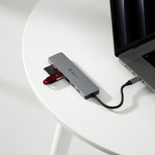 Load image into Gallery viewer, Hub SE07 USB-C 7-in-1 Multi-Function Hub
