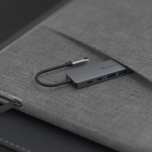 Load image into Gallery viewer, Hub SE07 USB-C 7-in-1 Multi-Function Hub
